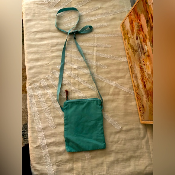 L.L. Bean Mountain Classic Crossbody Bag Nylon Ocean Teal 7” x 8.5” - Picture 3 of 4